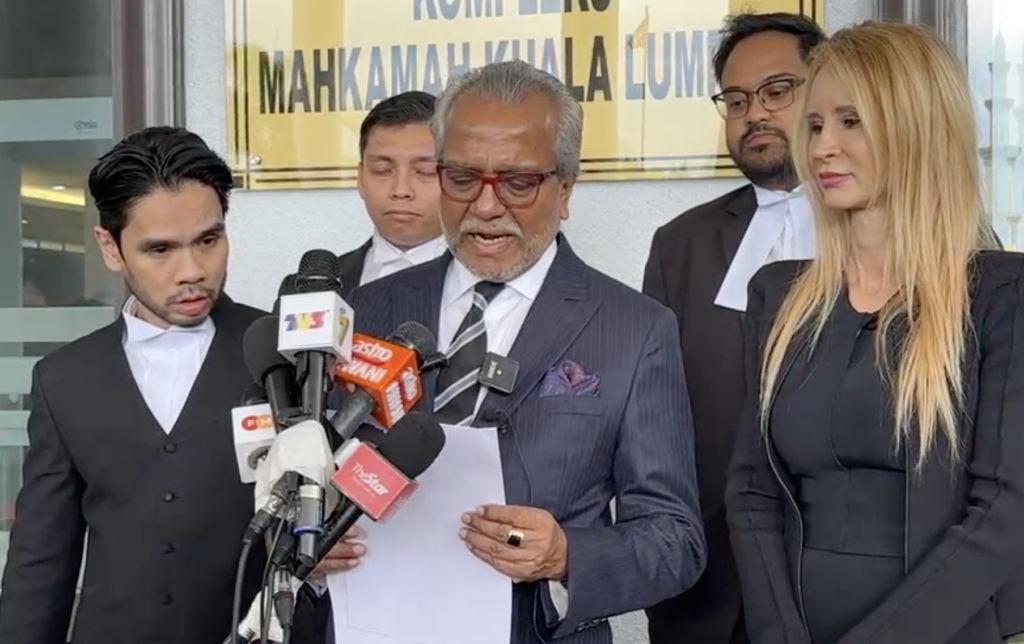 Peguambela Najib Razak, Shafee Abdullah, menegaskan bahawa keputusan kes ini boleh membawa implikasi yang jauh, bukan sahaja untuk Najib, tetapi juga untuk konteks yang lebih luas mengenai kebertanggungjawaban undang-undang dan politik di negara ini